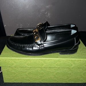 Well usedGucci Men’s Logo-plaque Leather Loafers size 10.5UK Black. Slight tear.